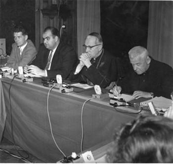 V.l.n.r. Onbekend, Romeo Maione (Canada) Kardinaal Alfrink, Kardinaal Cardijn; Foto Foto