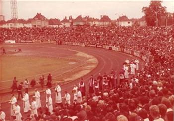 Priesters bereiden zich in het stadion van Straatsburg voor op het uitdelen vande communie aan leden van de JOC, die in Straatsburg bijeen zijn voor de zogenaamde Eurorally; Foto Foto