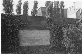 Tijdens een reis naar Düsseldorf  die pater Fidentius met P.J. Coppens en P.H. Vriens maakte, fotografeerde men deze gedenksteen die herinnert aan de vernielde synagoge in Düsseldorf; Foto Foto