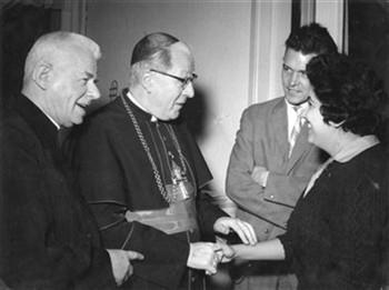 Vlnr Kardinaal Cardijn, kardinaal Alfrink, Gerard van Bakel en Mario Pint; Foto Foto