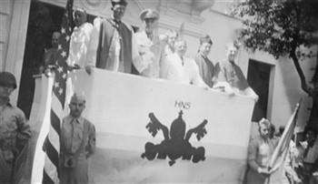 Kerkelijke, militaire en politieke hoogwaardigheidsbekleders kijken naar een politieke optocht in de stad Ponce in Puert Rico waar de Nederlandse dominicaan Frans Dunnewijk als priester werkte; Foto Foto