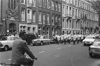 Bij de viering van het zilveren priesterfeest van A.H. Huijboom, aalmoezenier van de KAJ, speelt een muziekcorps bij de Sint Hubertuskapel op de Stadhouderskade; Foto Foto