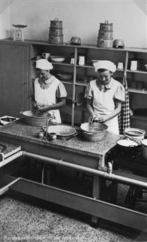 foto bevat gedrukt opschrift: "Aardappelschillen in de leskeuken"; Foto Foto