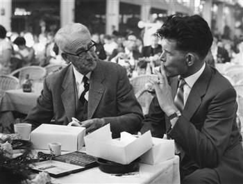 KAJ kopstuk Gerard van Bakel en een onbekende op het Tweede Sociaal-Economisch Jeugdcongres van de VKAJ en de KAJ dat plaatsvindt in de Rivièrazaal van diergaarde Blijdorp; Foto Foto