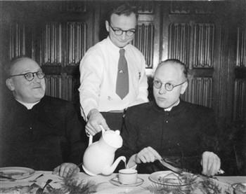 Een kajotter schenkt kapelaan Hijboom bij de viering van zijn twaalfenhalfjarig priesterjubileum koffie bij; Foto Foto