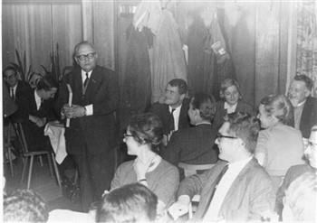 Rogier tijdens een groepsreis naar Praag in een Tsjechisch café. De vrouw helemaal rechts, die wij op de rug zien en die naar Rogier kijkt, is Ineke Damen; Foto Foto