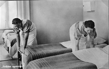 foto bevat gedrukt opschrift: "Bedden opmaken"; Foto Foto