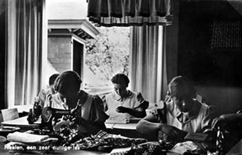 foto bevat gedrukt opschrift: "Naaien een zeer nuttige les"; Foto Foto