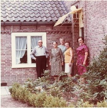 Mgr. Koelman, plebaan van de Martinuskathedraal en geheim kamerheer van de paus, voor het huis waar hij na zijn pensionering woonde; Foto Foto
