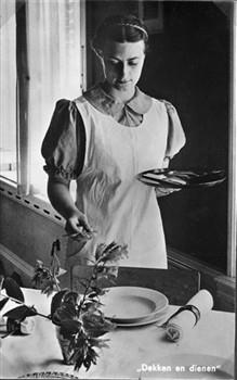 foto bevat gedrukt opschrift: "Dekken en dienen"; Foto Foto