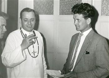 Pater Brouwer en Gerard van Bakel; Foto Foto