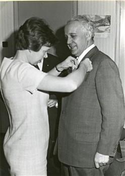 In het kader van een KAJ campagne met de naam "Culturele Revolutie" wordt NKV voorzitter Mertens door het KAJ lid Gerda Willemsen een rode roos opgespeld; Foto Foto