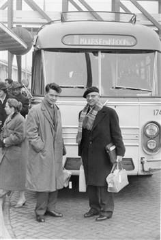 KAJ-aalmoezenier A.H. Huijboom en Gerard van Bakel bij een autobus; Foto Foto