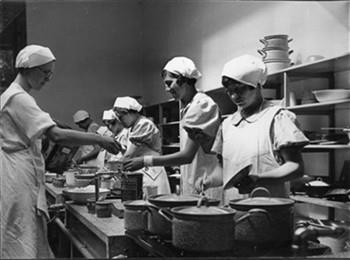 Leerlingen krijgen kookles op Huize Driekoningen; Foto Foto