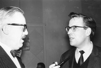Jurylid Lambert Tegenbosch (rechts) en de secretaris van Sint Jan Drs. A.E.J. van Hezik tijdens de bijeenkomst waarop aan H.E.J. Renckens de Brand-Van Gent prijs wordt overhandigd voor zijn boek "De Godsdienst van Israel"; Foto Foto