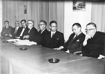 Het bestuur van de Federatie Sint Jan. V.l.n.r. R.J.N.M. Westers (lid), Th. Gianotten (penningmeester), N.A.P.J. Louwers (lid), Drs. A.E.J. van Hezik (secretaris), H.C. de Wit (voorzitter), W.J.C. van Rossum (vice voorzitter), J.H.J. Gianotten (lid) en Drs. J.A.M. v.d. Gaag (geestelijk adviseur); Foto Foto