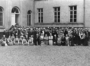 De uit 21 landen afkomstige deelneemsters aan het congres van de U.I.L.F.C. dat van 30 maart tot 2 april 1937 in Brussel werd gehouden. Namens De Graal waren aanwezig: Ifis Seybel, Liesbeth, Lydia, Olga, Jacoba Schaper, Thecla, Coleta, Monica, Daniela, Electa, Ans Gribling, Thryphena, Felicitas, Lioba, Rachel, Geertruid en Ans Coebergh; Foto Foto
