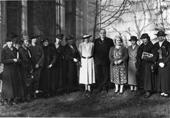 De leden van het Internationaal Bureau van de Section de Jeunes van het U.I.L.F.C. In het midden P.A.F. Engeringh, de presidente Freule Christine de Hemptinne (in lichte jurk) en de geestelijk adviseur van de Unie Monseigneur Hoogveld.; Foto Foto