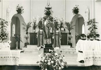 Mis ter gelegenheid van de viering van het 40-jarig priesterfeest van pastoor van Welie. Bijschrift: "Mijn zegen dale neer over u allen, mijn volk!"; Foto Foto
