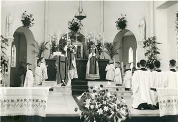Mis ter gelegenheid van de viering van het 40-jarig priesterfeest van pastoor van Welie. Bijschrift: "Heer ik ben niet waardig........"; Foto Foto