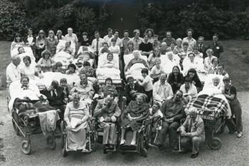 Deze groep van De Zonnebloem verbleef van 11-18 juni in Haastrecht. In het album bevindt zich een lijst met de namen van alle afgebeelde personen; Foto Foto