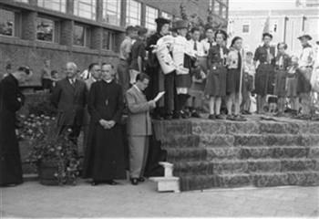 Op de jongerendag van de Muntelparochie hebben een aantal deelnemers aan een optocht zich op een tribune voor de middelbare technische school verzameld; Foto Foto