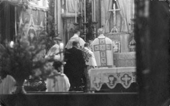 Bijschrift: "Huwelijksmis van Tante Diny en Oom Piet te Overveen"; Foto Foto