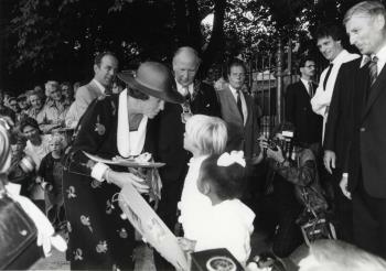 Koningin Beatrix en A.A.M. van Agt, commissaris van de Koningin in Noord-Brabant, tijdens de opening van "Het Duvelshok", centrum voor beeldende vorming te Tilburg.; Foto Foto