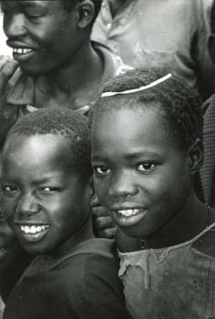 Uganda/Twee lachende kinderen.; Foto Foto