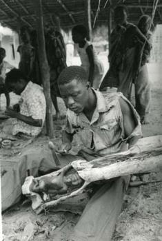 Tanzania/Makonde beeldhouwer.; Foto Foto