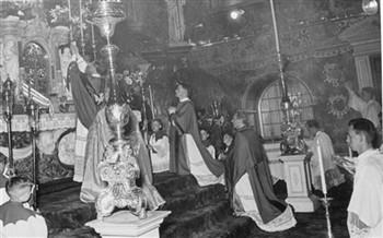 Consecratie tijdens de eerste mis van H.M.M. Schröder (de middelste priester); Foto Foto