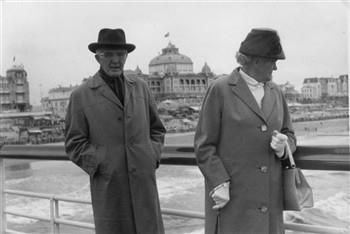 Bijschrift op achterzijde: "Walter Lampe und Schwester Regina auf dem Pier Scheveningen"; Foto Foto