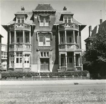 Het gebouw van het Pensioenfonds voor Katholieke Instellingen aan de Badhuisweg 72 in juni 1959, voor de verbouwing; Foto Foto