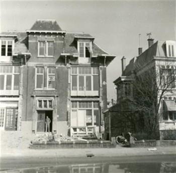 Het gebouw van het Pensioenfonds voor Katholieke Instellingen in april 1960, de erkers worden afgebroken; Foto Foto