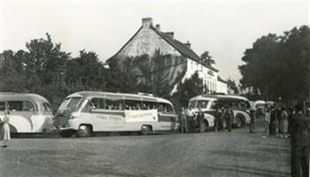 Een groot aantal bussen staat gereed om pelgrims naar Banneux te vervoeren; Foto Foto