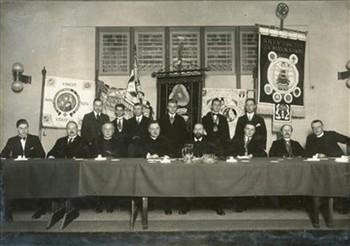 Leden van diverse katholieke studentenverengingen -Augustinus, Virgilius, Laurentius en Thomas Aquinas- en diverse priesters en leken met Gerard Brom (met baard) in zijn functie als secretaris van de Unie van Katholieke Studentenverenigingen in Nederland; Foto Foto