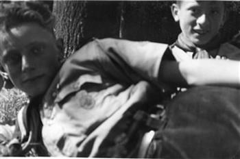Een verkenner van de Father Westerwoudtgroep van de parochie van de H. Antonius van Padua. Bijschrift "Rust in het groot"; Foto Foto