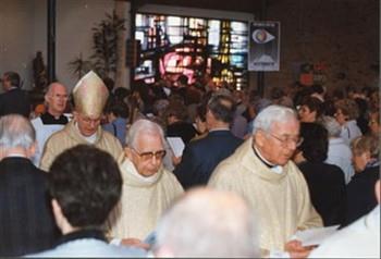 Tijdens een medewerkersdag van Banneux Nederland komt mgr. Bomers samen met een aantal andere priesters een kerk in Haarlem binnen; Foto Foto