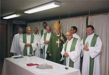 Mgr. Bomers tijdens het tweede Nederlandse ziekentriduum (voorde bisdommen Den Bosch, Haarlem en Roermond) samen met een aantal misdienaars en priesters in de sacristie van het heiligdom van Banneux. Hij draagt een kazuivel die van het heiligdom is en die eerder ook door Mgr. Bär werd gedragen; Foto Foto