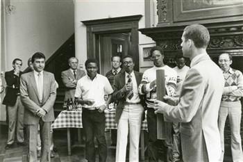 A.J.M. Plasschaert ontvangt een delegatie van de University of Dar es Salaam. De man links met de lichte stropdas is de tandheelkundige Dr. Mushtag H.G. Dhirani. De man precies achter de bierflesjes op tafel is Jan Willemsen van Bureau Buitenalnd; Foto Foto