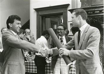 De Tanzaniaanse tandheelkundige Dr. Mushtag H.G. Dhirani ontvangt uit handen van A.J.M. Plasschaert een certificaat; Foto Foto