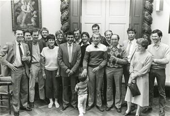 Afscheidsreceptie van de Tanzaniaanse tandheelkundige Dr. Mushtag H.G. Dhirani (in het midden met sigaret in zijn hand) in Huize Heyendaal. Op de eerste rij helemaal links A.J.M. Plasschaert; Foto Foto