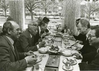 Een delegatie van de Universiteit van Peking die te gast is op de Katholieke Universiteit Nijmegen dineert in een Chinees restaurant aan de van Schaeck Mathonsingel. Links (met sigaret in de hand) professor Sen Lin, aan zijn linkerhand, Dhr. Liang. Rechts aan tafel Dhr. Wang met aan zijn rechterhand rector Giesbers. Vooraan links zit Jan Willemsen; Foto Foto