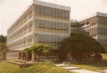 Een gebouw op het terrein van de University of Dar es Salaam, de Tanzaniaanse universiteit waarmee de KUN een band onderhoudt; Foto Foto