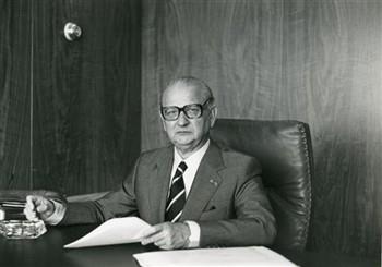 W.L.P.M. de Kort in zijn werkkamer in het nieuwe gebouw van de Ziekenfondsraad; Foto Foto