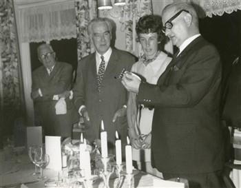 De voorzitter van de Ziekenfondsraad, W.L.P.M. de Kort, neemt afscheid van mevrouw C. Willebrand; Foto Foto