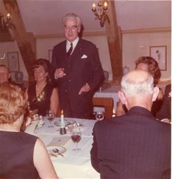 In restaurantde Beukenhof in Oegstgeest, neemt Mr. H. Jansen afscheid als algemeen secretaris van de Ziekenfondsraad; Foto Foto