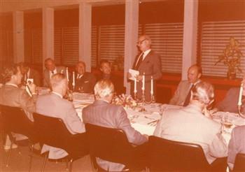 In restaurant Henri Smits aan de Beethovenstraat in Amsterdam houdt de bouwcommissie van de Ziekenfondsraad een bijeenkomst ter afsluiting van haar activiteiten. W.P.L.M. de Kort houdt een toespraak. In het album bevindt zich een tekening die de tafelschikking aangeeft; Foto Foto