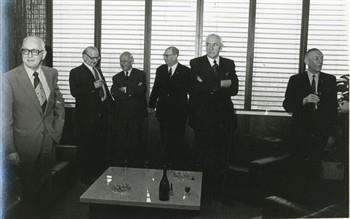 Bij een vergadering van de Ziekenfondsraad nemen P. Muntendam, A.C. Drogendijk, P.D.A. van der Heijde, G.J.M. Stulemeijer en C. Landheer afscheid als lid van de raad. Tweede van links is W.L.P.M. de Kort; Foto Foto