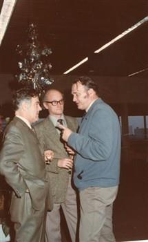 Vergadering van de ziekenfondsraad. V.l.n.r. Dhr. Berends, Wim Nelemans, Herman Bode; Foto Foto